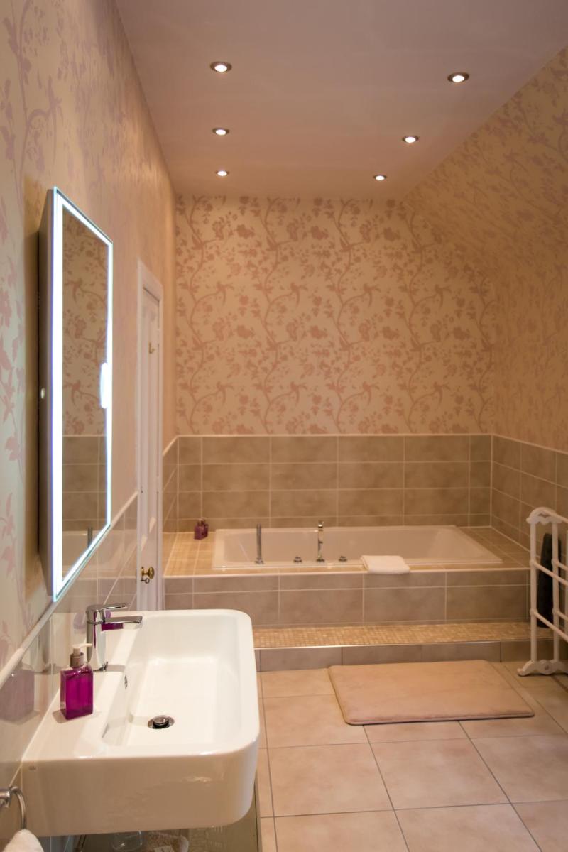 Whitehouse Country House