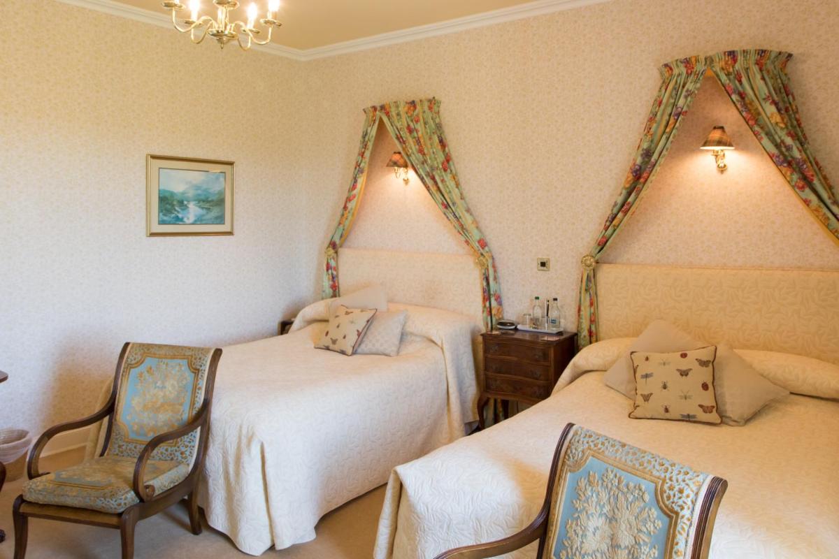 Whitehouse Country House