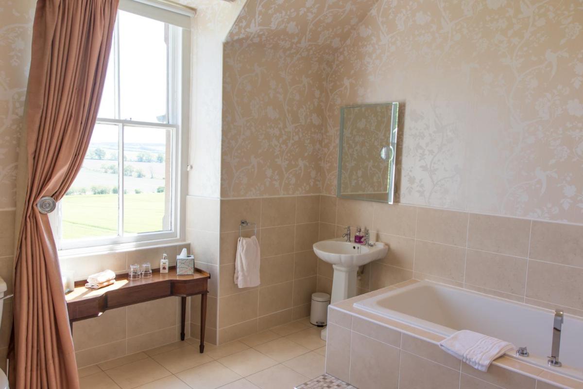 Whitehouse Country House