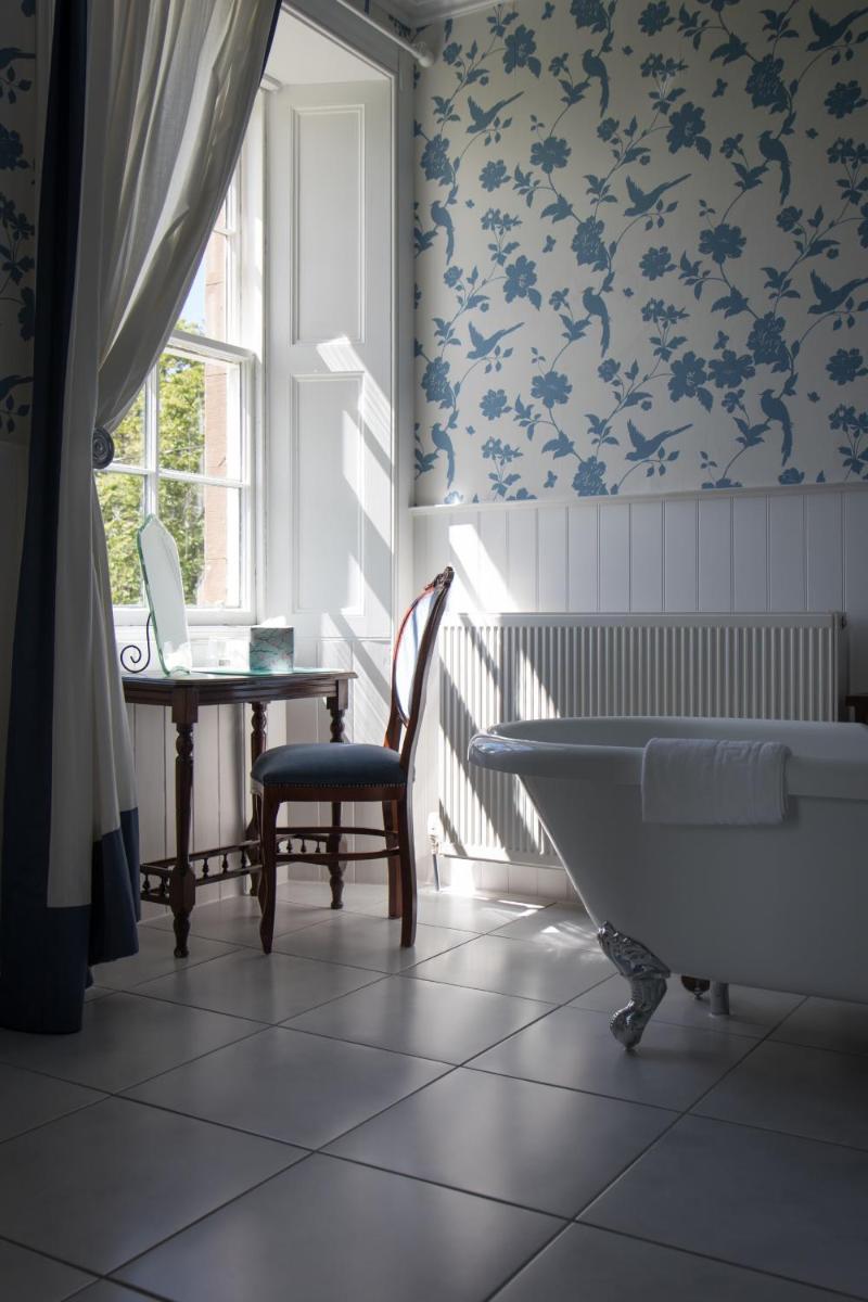 Whitehouse Country House