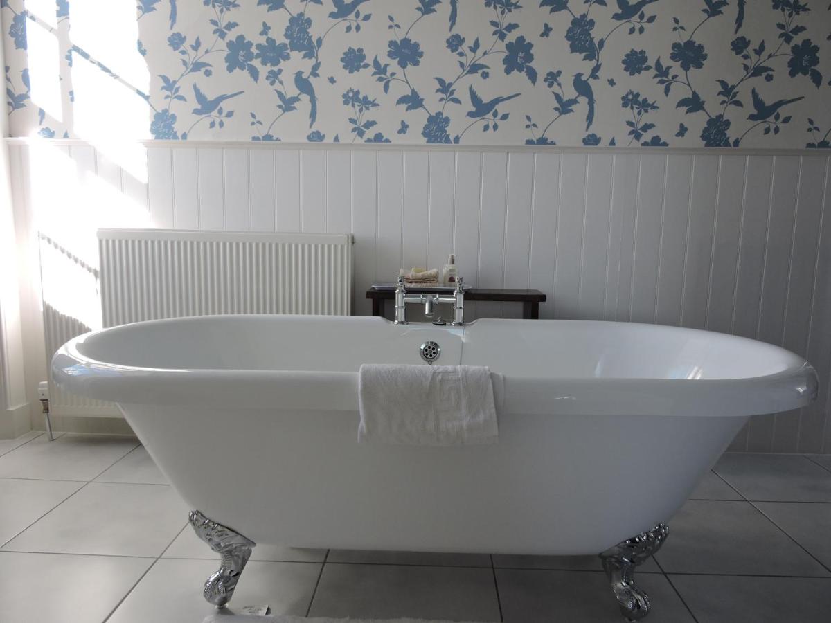 Whitehouse Country House