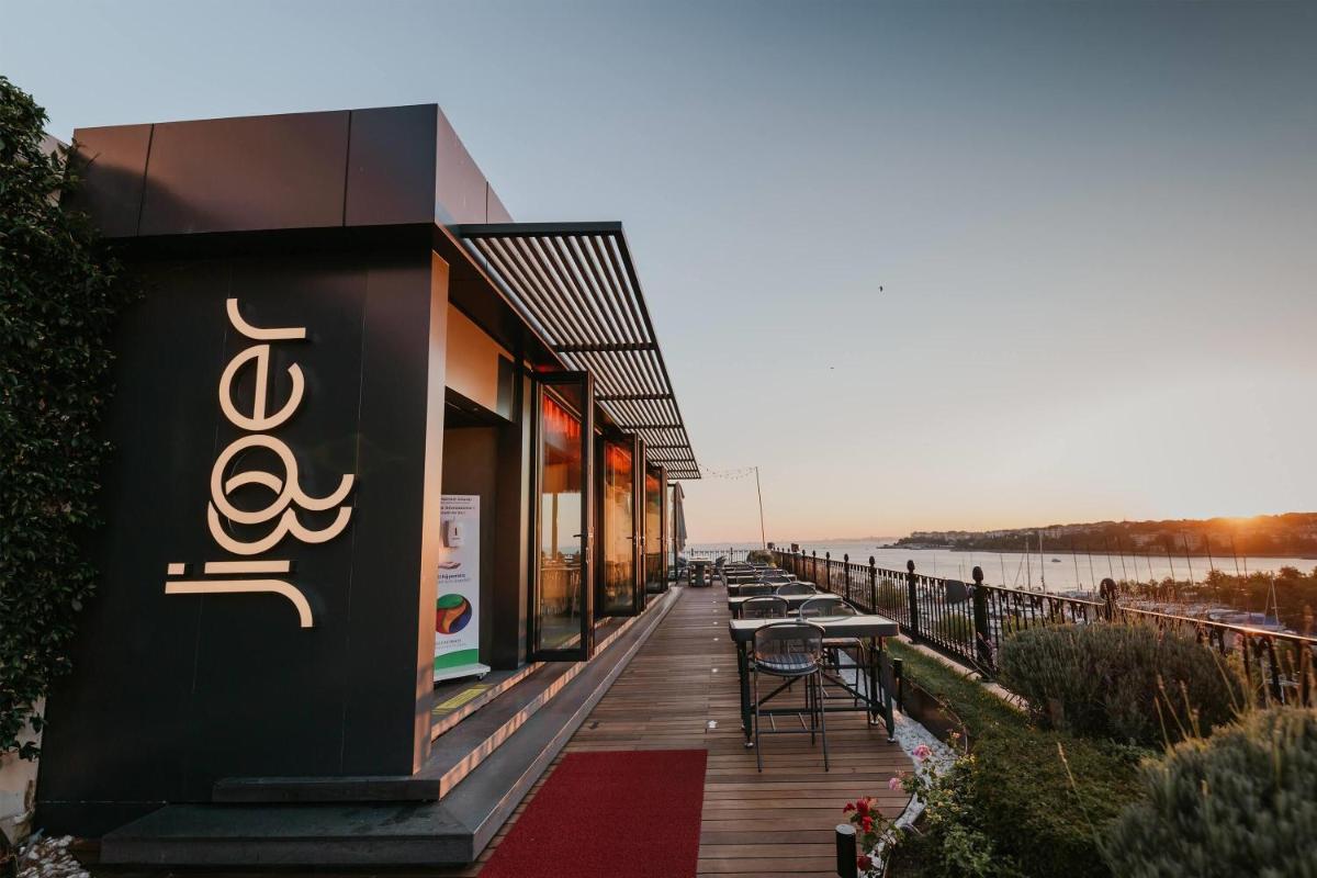 Wyndham Grand Istanbul Kalamış Marina Hotel