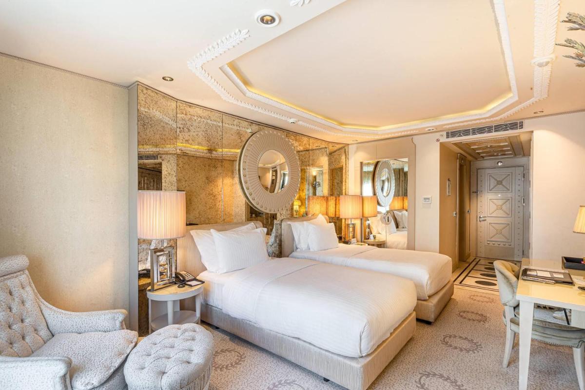 Wyndham Grand Istanbul Kalamış Marina Hotel