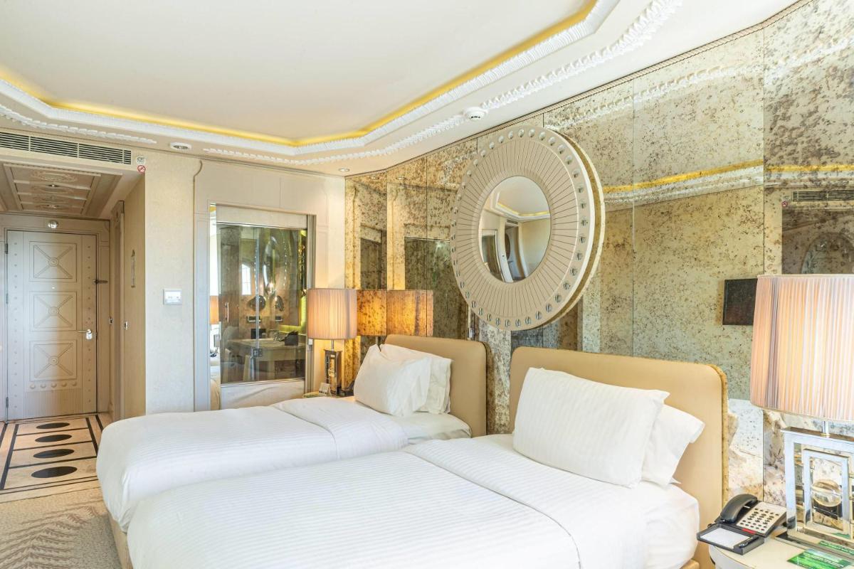 Wyndham Grand Istanbul Kalamış Marina Hotel