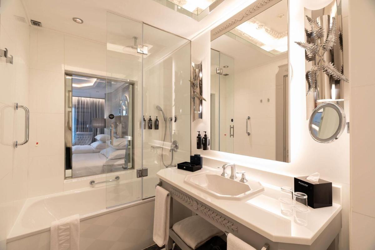 Wyndham Grand Istanbul Kalamış Marina Hotel