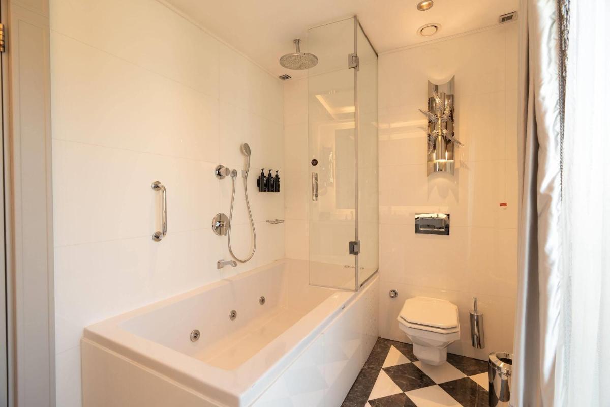 Wyndham Grand Istanbul Kalamış Marina Hotel