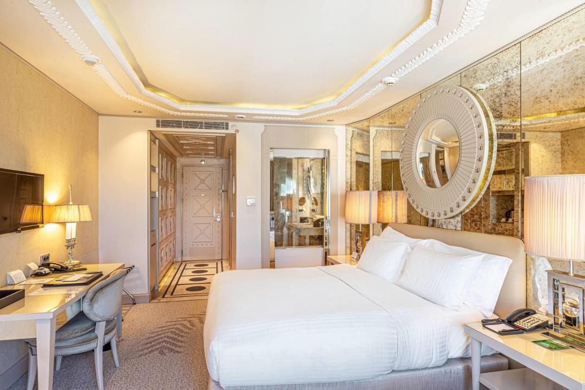 Wyndham Grand Istanbul Kalamış Marina Hotel