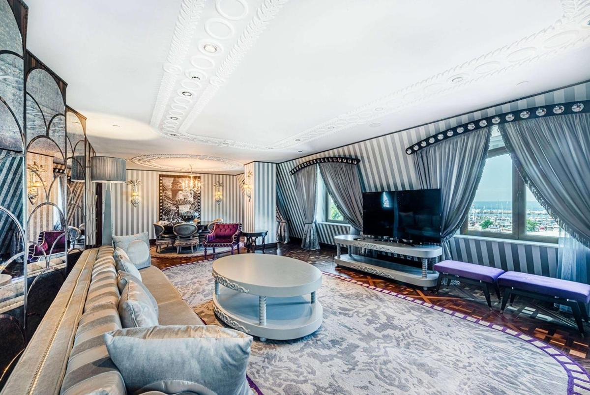 Wyndham Grand Istanbul Kalamış Marina Hotel