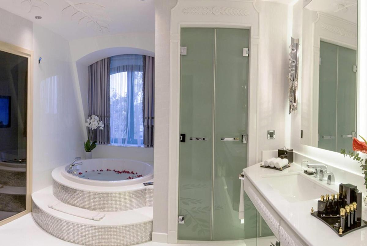 Wyndham Grand Istanbul Kalamış Marina Hotel