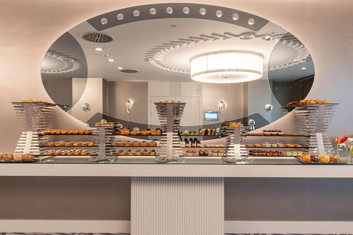 Wyndham Grand Istanbul Kalamış Marina Hotel