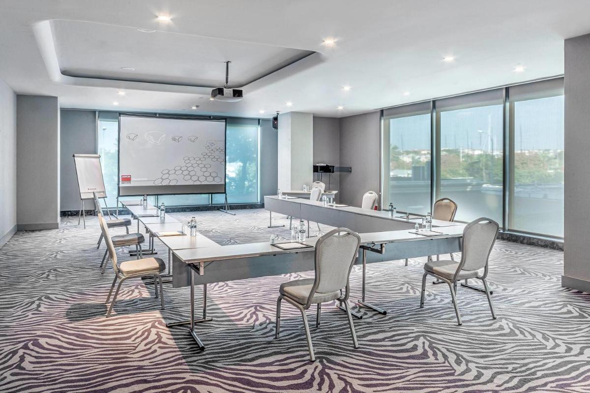 Wyndham Grand Istanbul Kalamış Marina Hotel