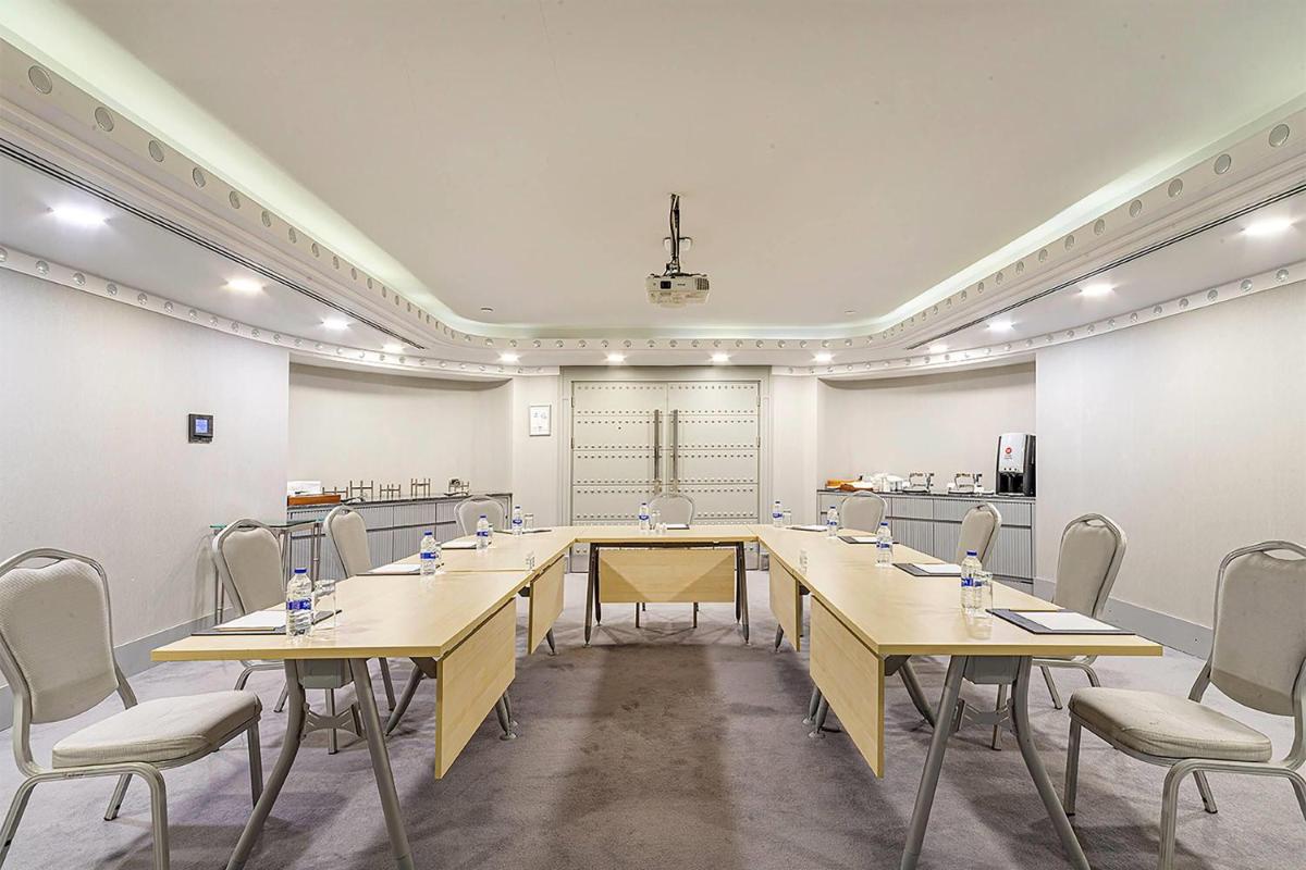 Wyndham Grand Istanbul Kalamış Marina Hotel