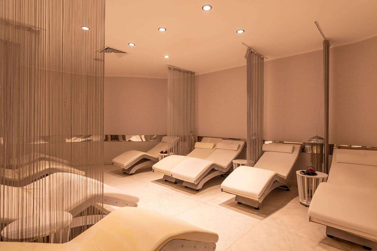 Wyndham Grand Istanbul Kalamış Marina Hotel