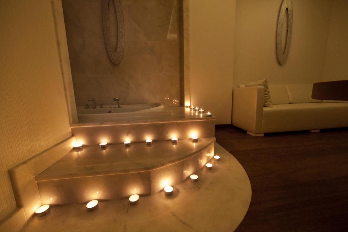 Wyndham Grand Istanbul Kalamış Marina Hotel