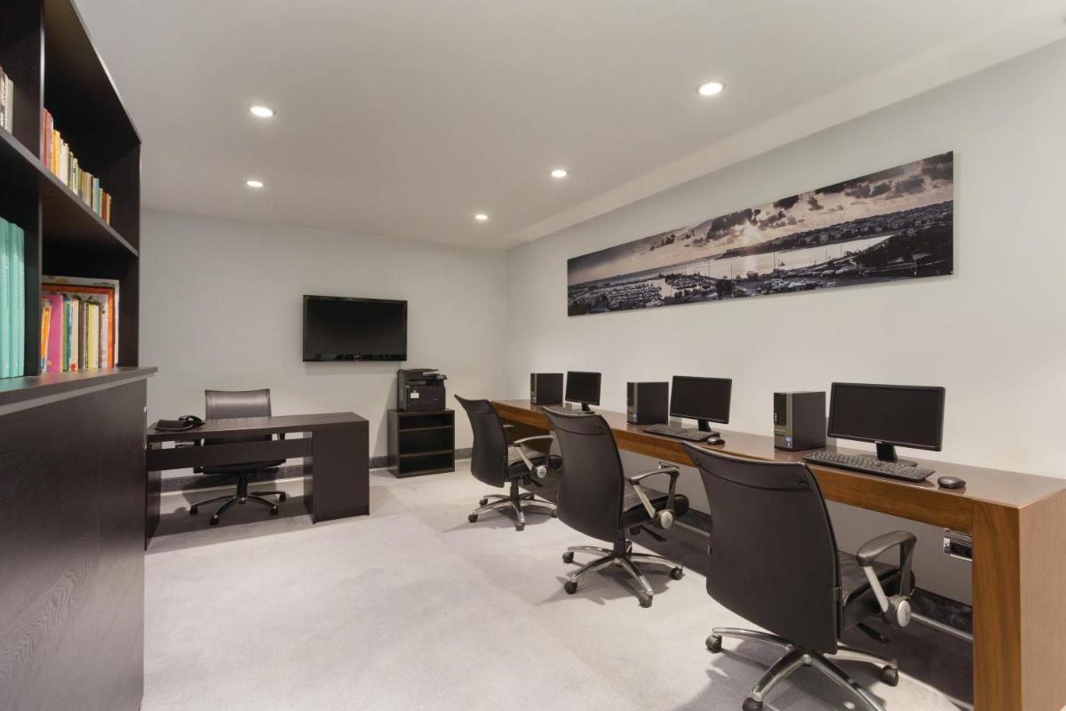 Wyndham Grand Istanbul Kalamış Marina Hotel