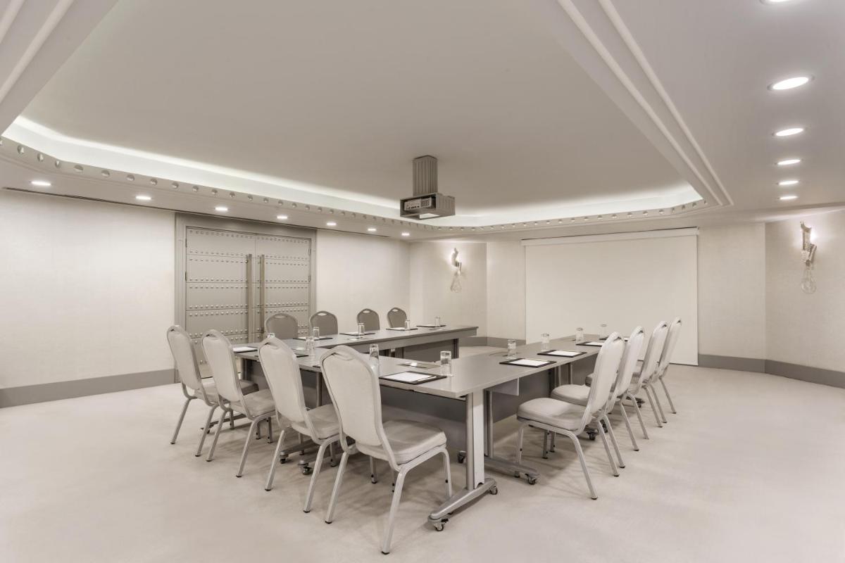 Wyndham Grand Istanbul Kalamış Marina Hotel