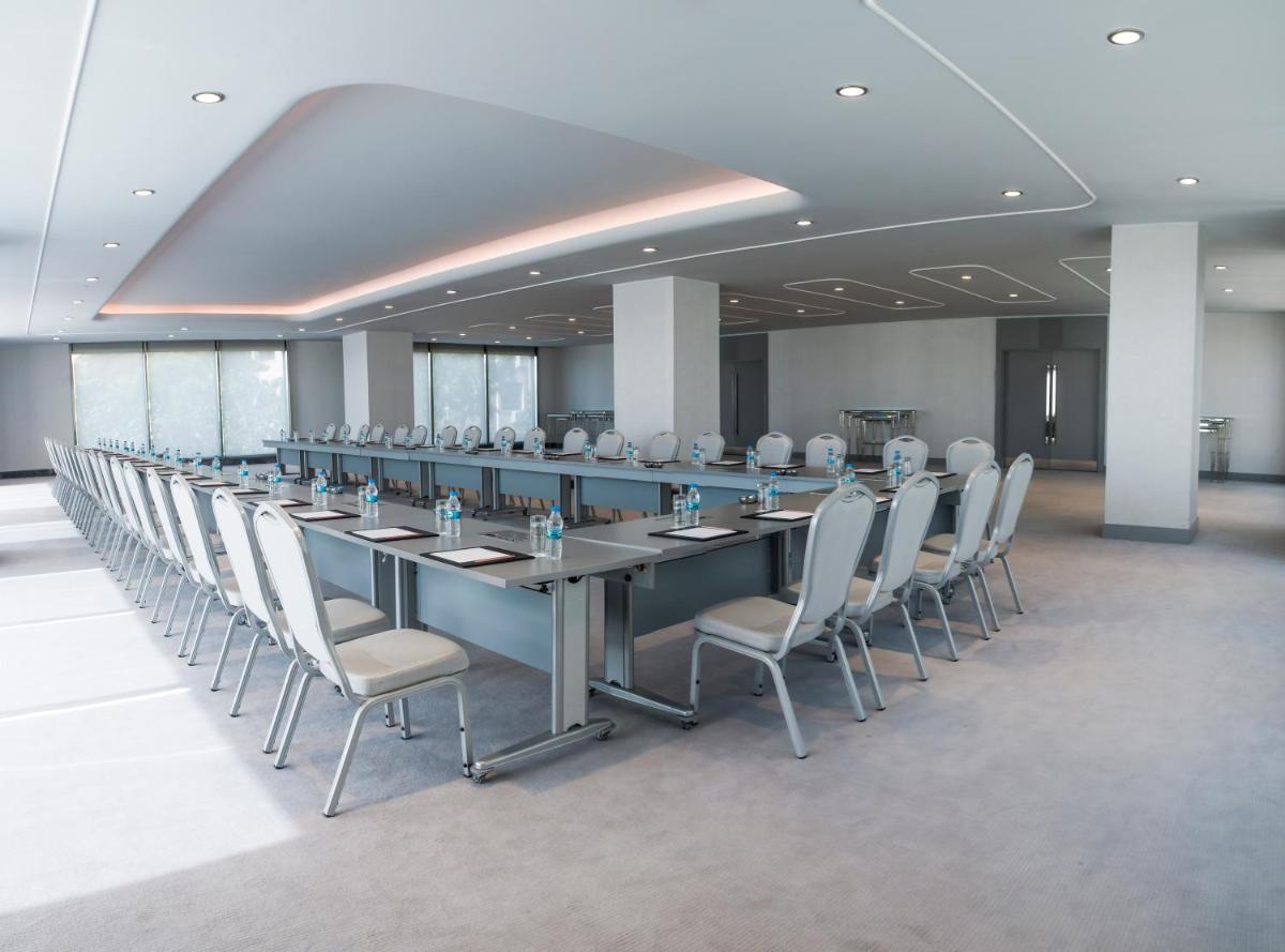 Wyndham Grand Istanbul Kalamış Marina Hotel