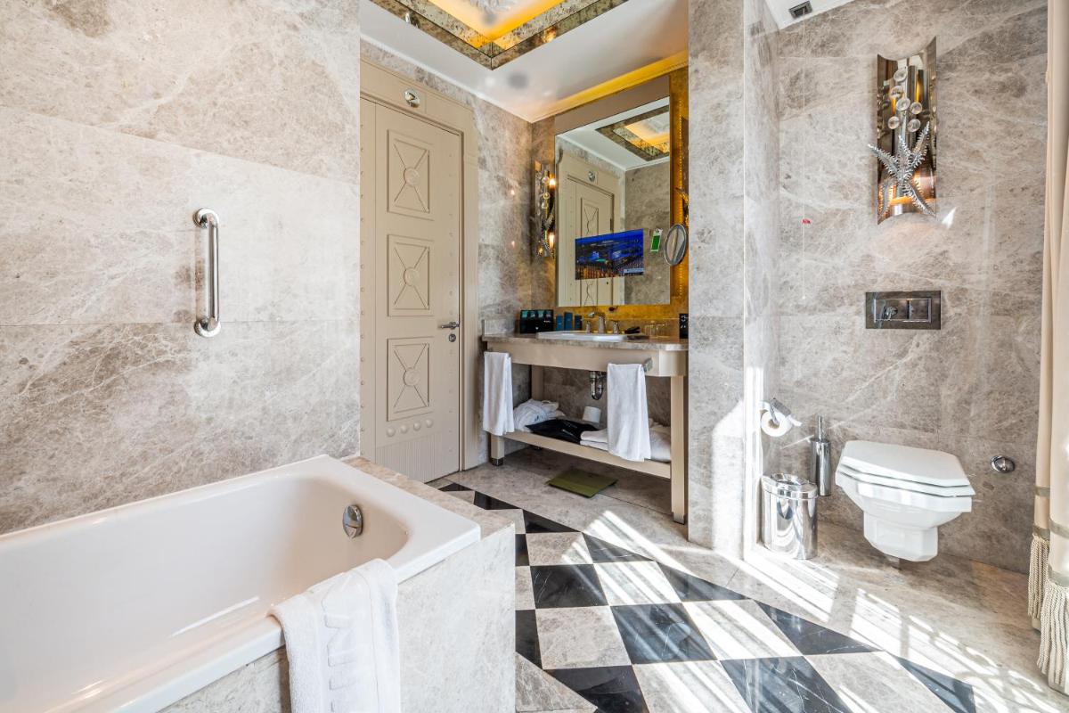 Wyndham Grand Istanbul Kalamış Marina Hotel