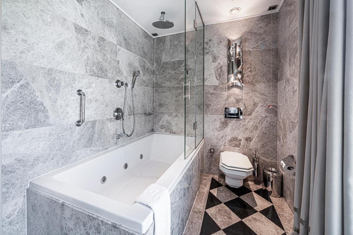 Wyndham Grand Istanbul Kalamış Marina Hotel