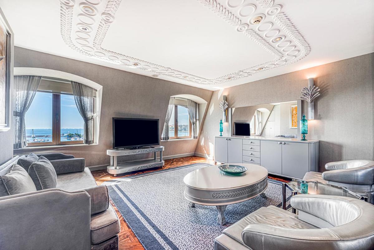 Wyndham Grand Istanbul Kalamış Marina Hotel