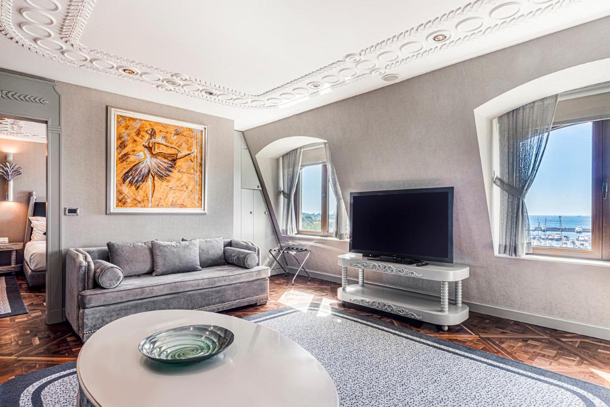 Wyndham Grand Istanbul Kalamış Marina Hotel