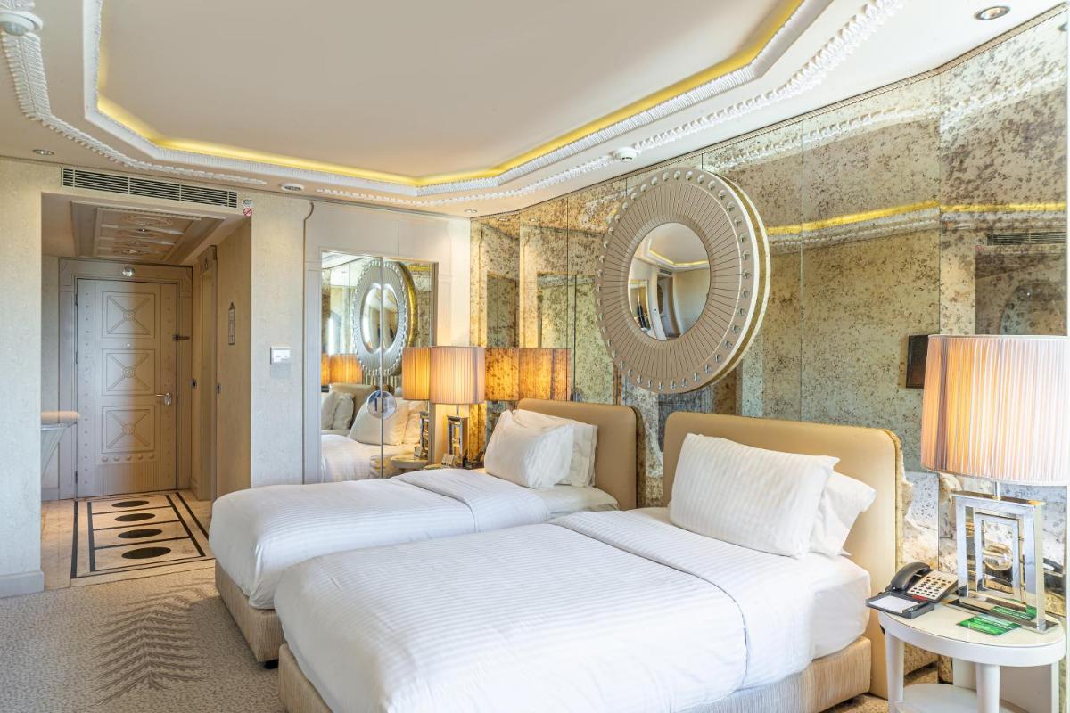 Wyndham Grand Istanbul Kalamış Marina Hotel