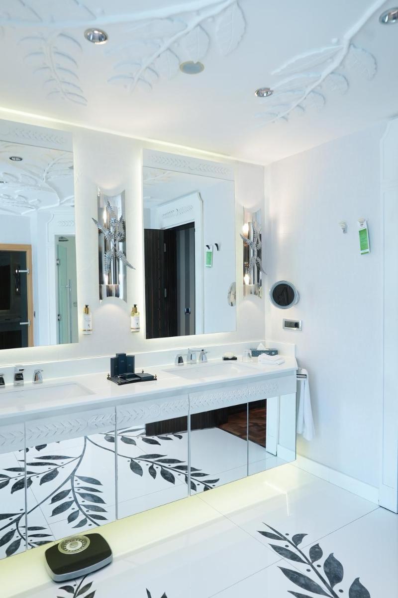 Wyndham Grand Istanbul Kalamış Marina Hotel