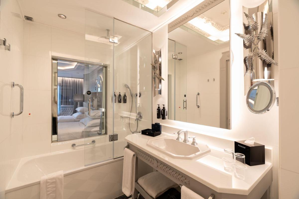 Wyndham Grand Istanbul Kalamış Marina Hotel