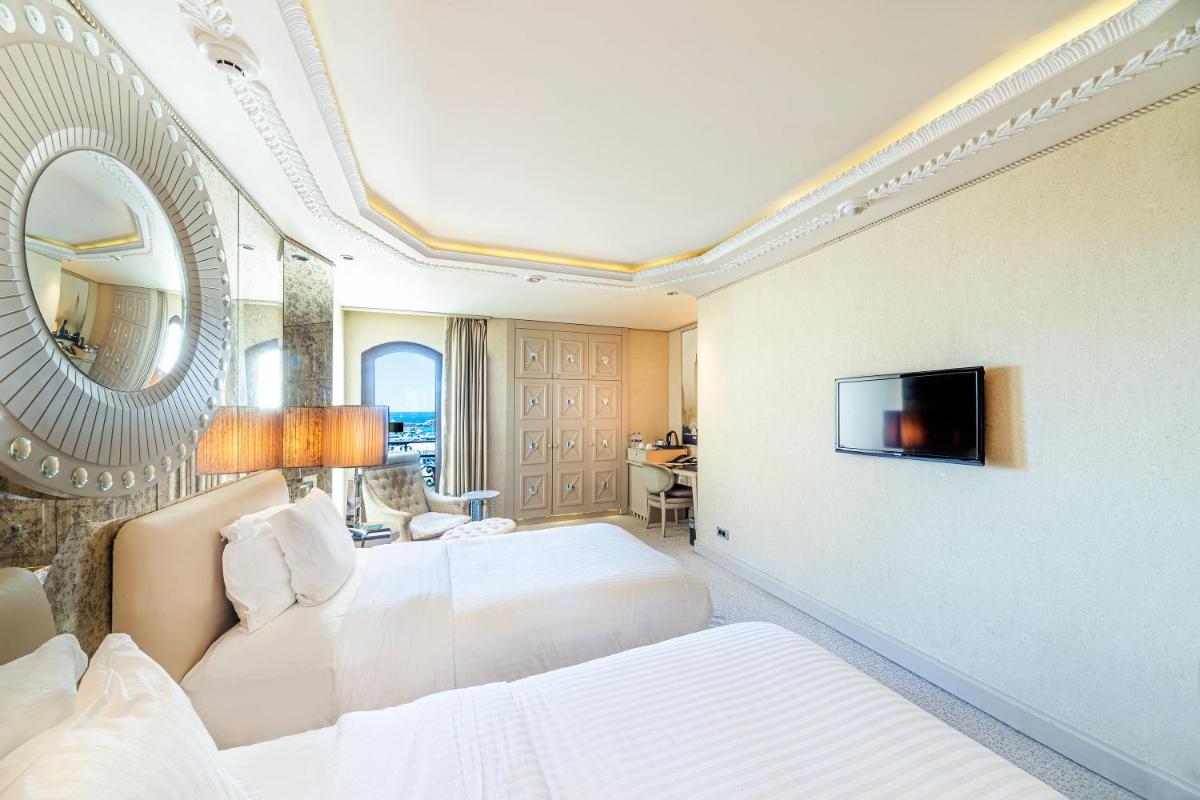 Wyndham Grand Istanbul Kalamış Marina Hotel