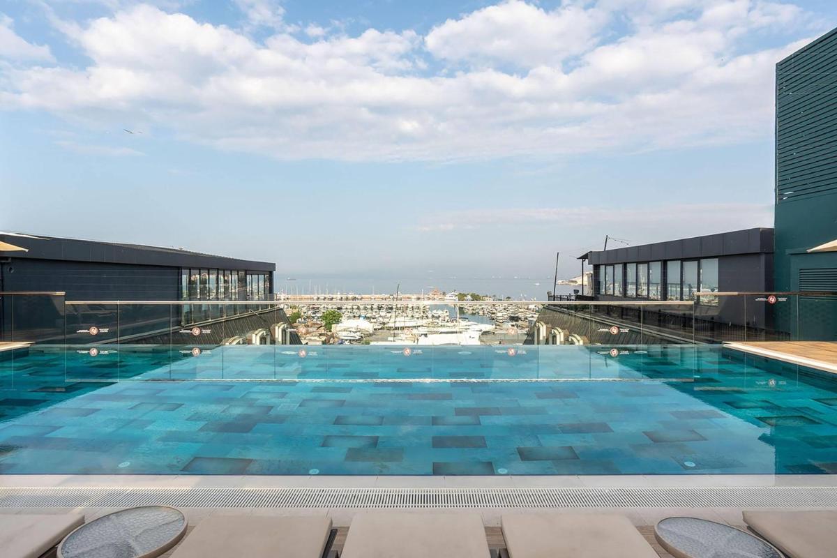 Wyndham Grand Istanbul Kalamış Marina Hotel