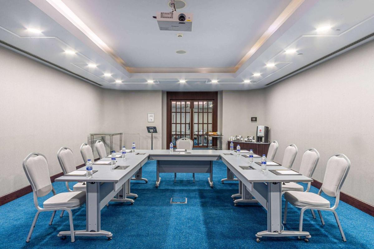 Wyndham Grand Istanbul Kalamış Marina Hotel