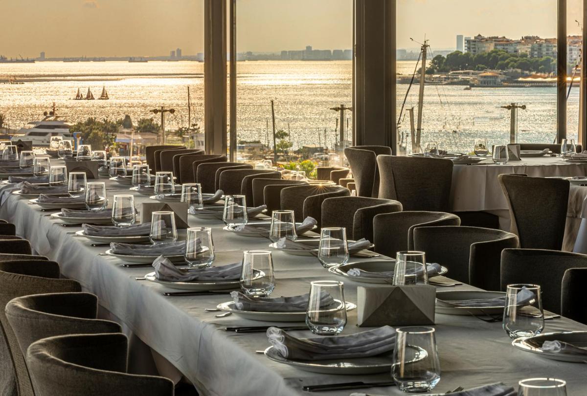 Wyndham Grand Istanbul Kalamış Marina Hotel
