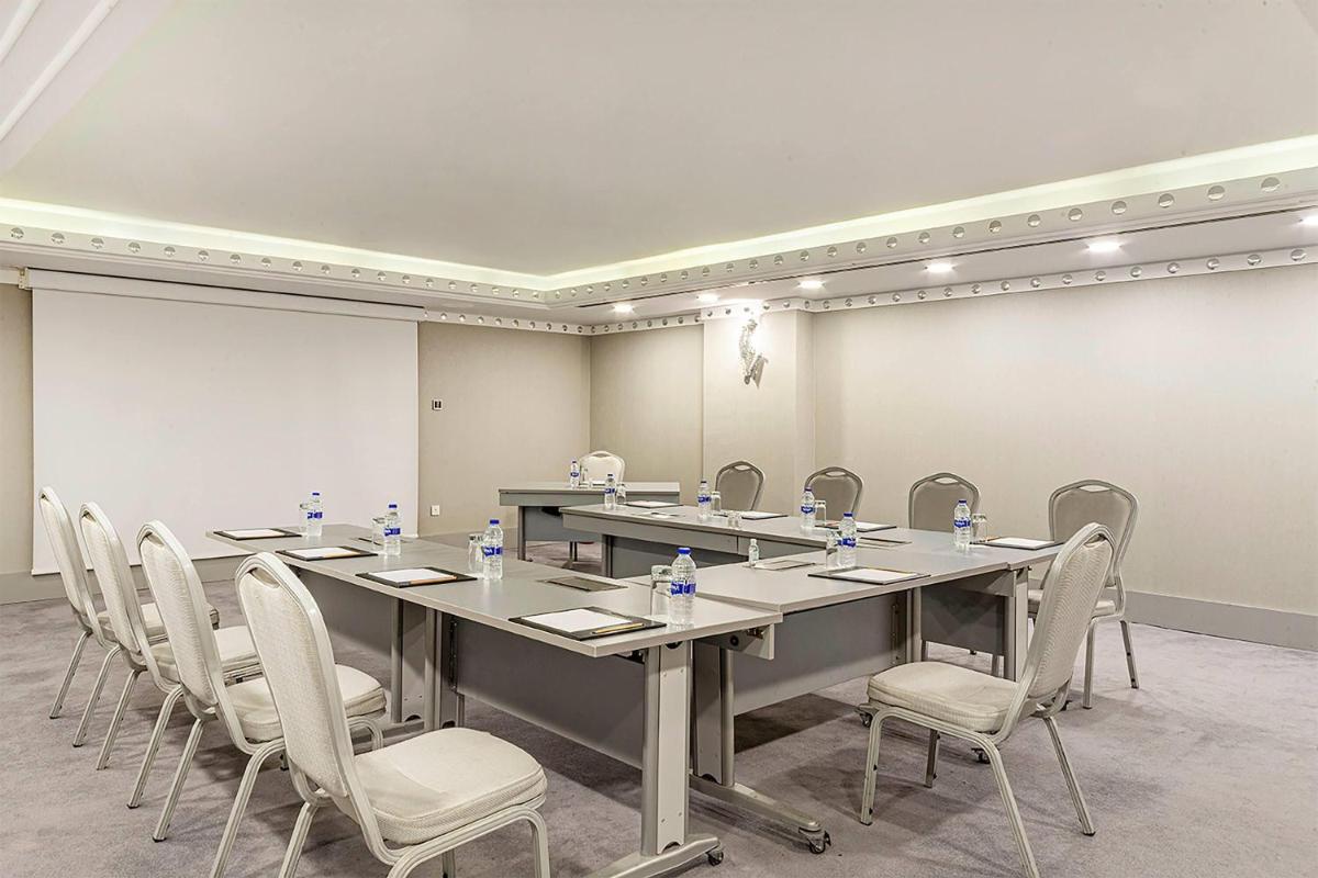 Wyndham Grand Istanbul Kalamış Marina Hotel
