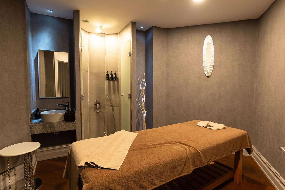 Wyndham Grand Istanbul Kalamış Marina Hotel