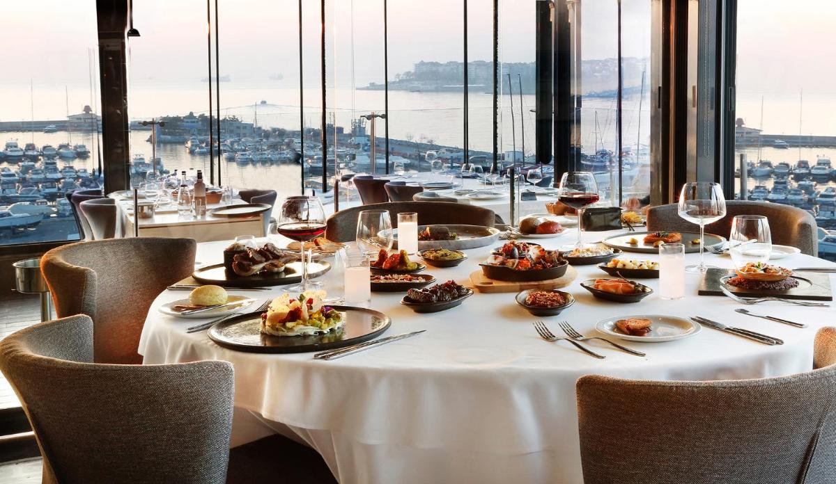 Wyndham Grand Istanbul Kalamış Marina Hotel