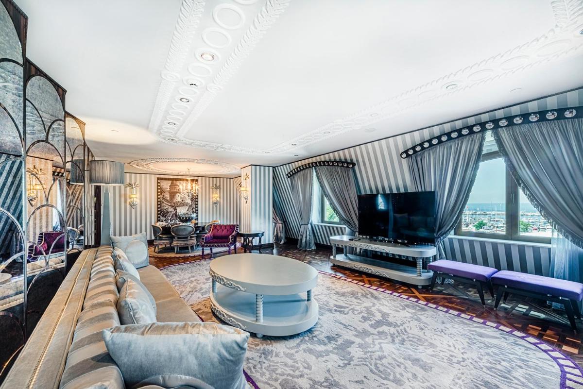 Wyndham Grand Istanbul Kalamış Marina Hotel