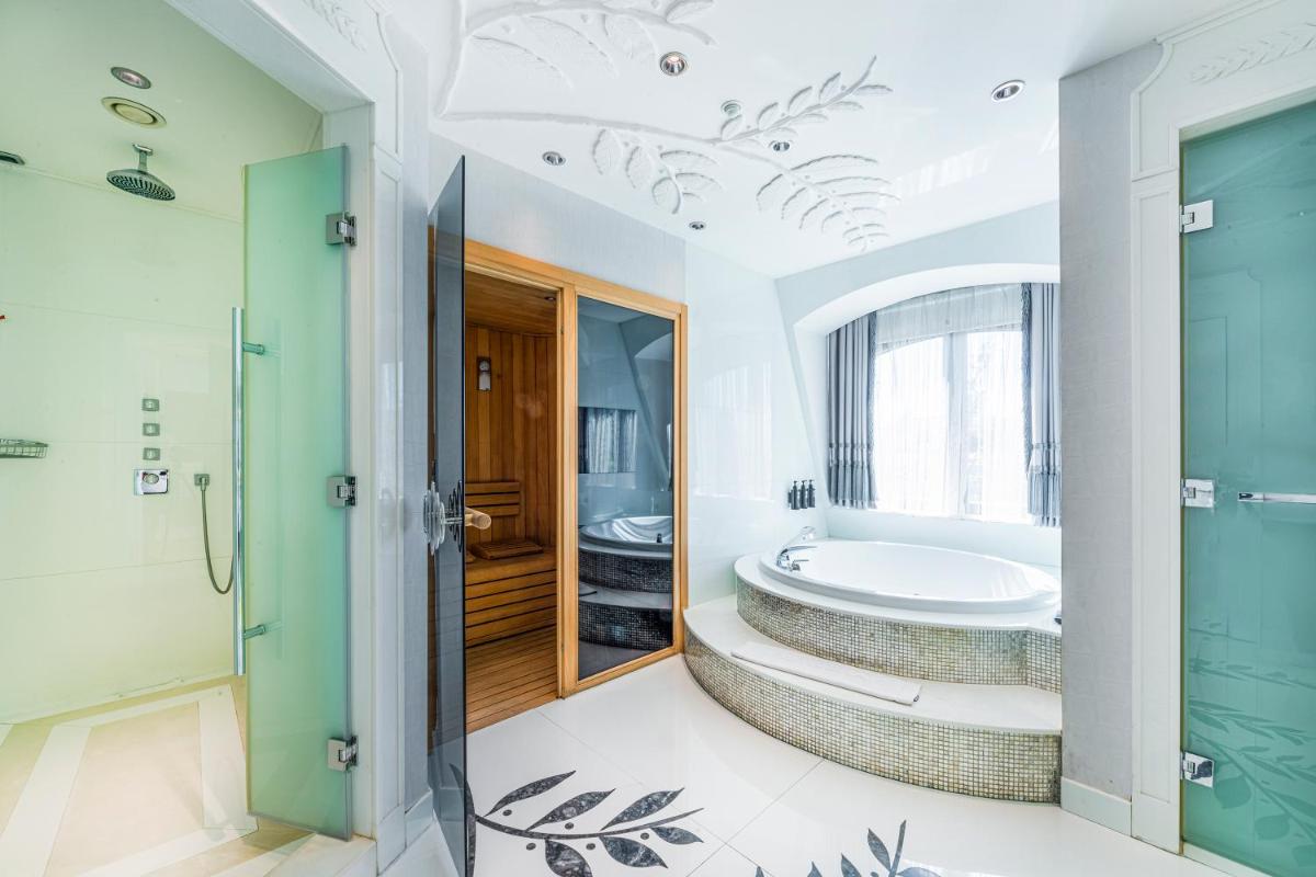 Wyndham Grand Istanbul Kalamış Marina Hotel