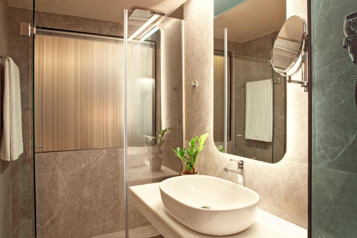 Zeus Essence Athens Central, former Athens Key