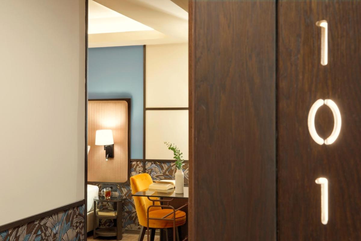 Zeus Essence Athens Central, former Athens Key