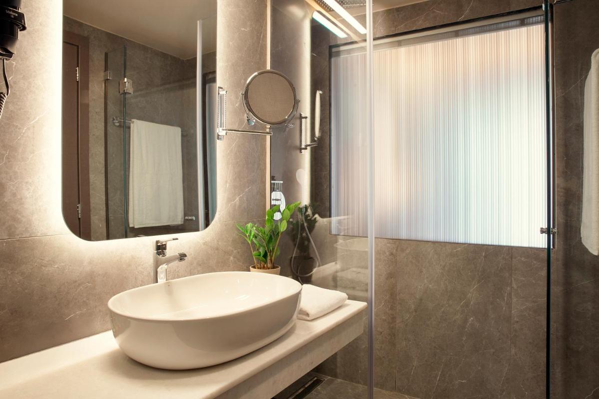 Zeus Essence Athens Central, former Athens Key