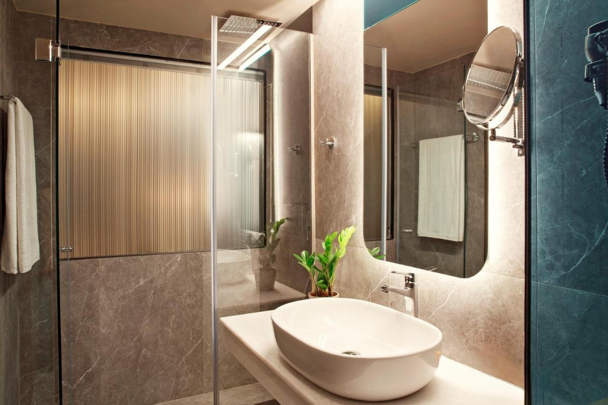 Zeus Essence Athens Central, former Athens Key