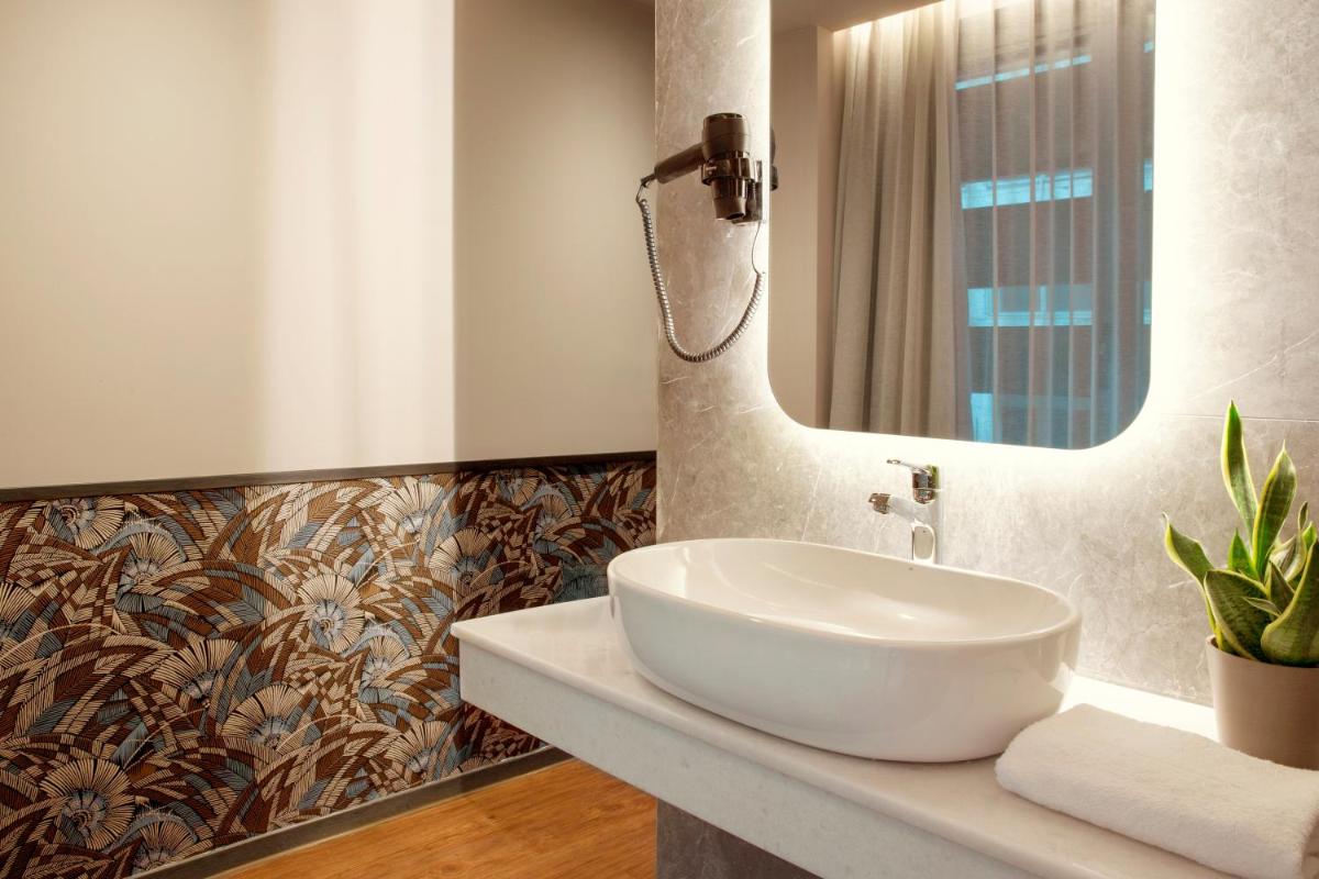 Zeus Essence Athens Central, former Athens Key