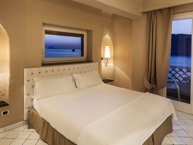 Comfort room with balcony sea view