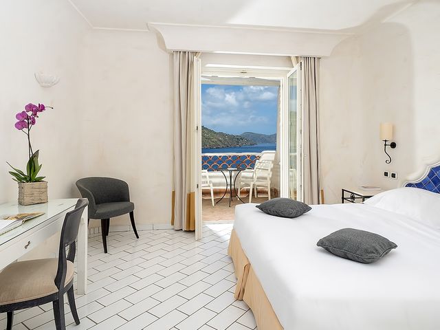 Comfort room with balcony sea view